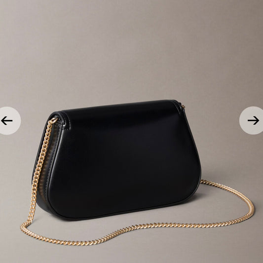 Curved Wallet with Chain Strap Color: